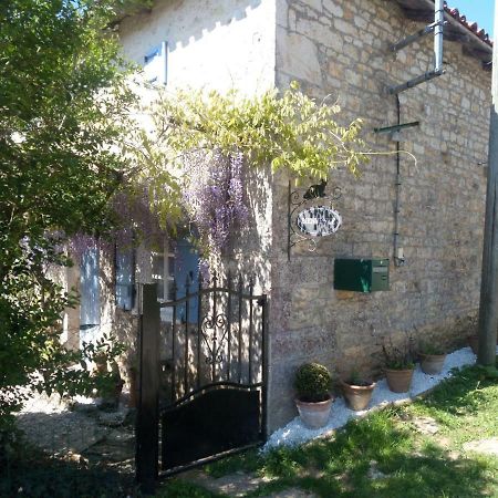 Chat Noir Gite Et Chambre D'Hotes Bed & Breakfast Genouille  Dış mekan fotoğraf