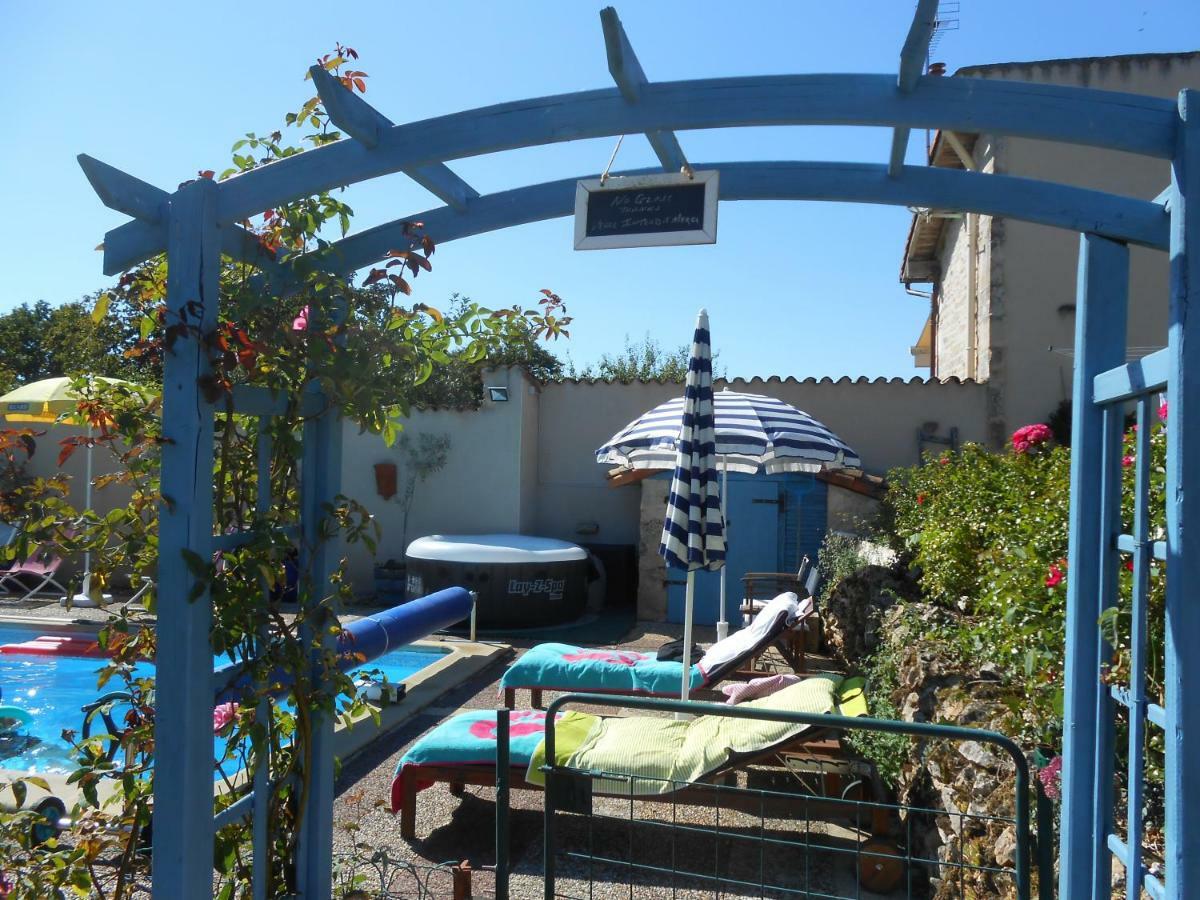 Chat Noir Gite Et Chambre D'Hotes Genouille  Dış mekan fotoğraf